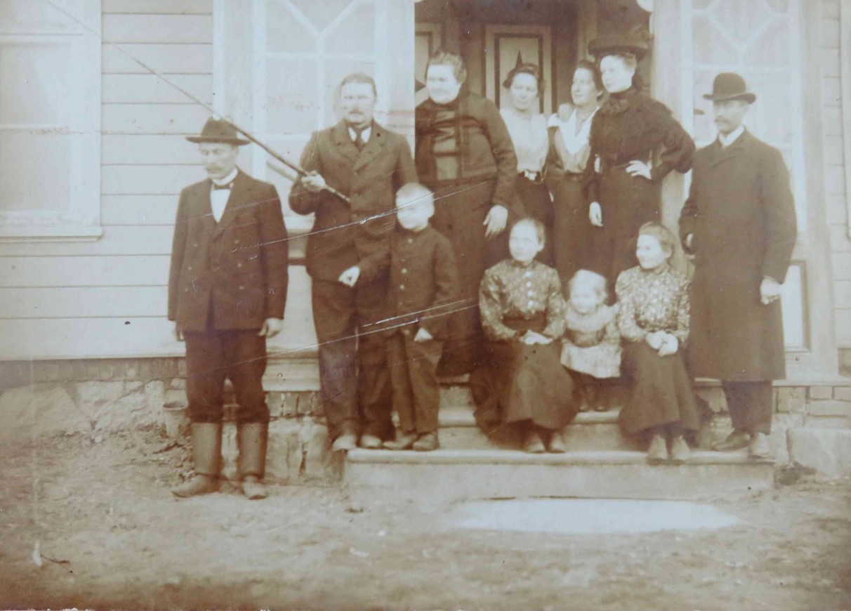 Fotol vasakult teine Peeter Viira, kõrval abikaasa Leena (neiuna Akel). Nende ees lapsed Märt-Friedrich, Helmiine, Heleene, Anna.Foto erakogu